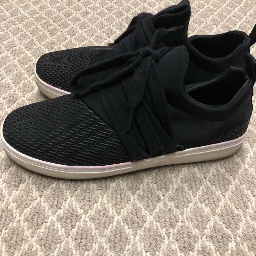 Mossimo pull on sneaker size 8